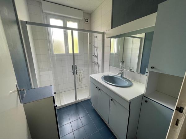 Maison traditionnelle, bon état, beau potentiel.