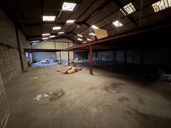 OPPORTUNITÉ  - ENTREPÔT 2000 m², TERRAIN CLÔTURÉ 5.500 M²