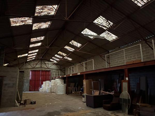 OPPORTUNITÉ  - ENTREPÔT 2000 m², TERRAIN CLÔTURÉ 5.500 M²