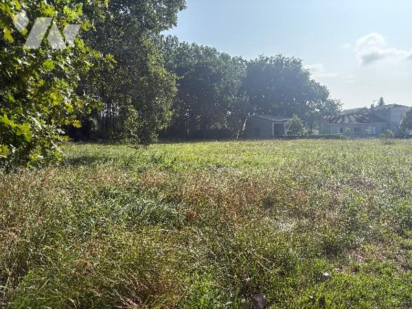 Terrain plat de 1642 m² à bâtir, au bout d'une allée, au calme, dans un quartier résidentiel !