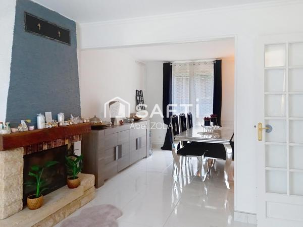 Très belle maison de 7 pièces avec un double séjour, 5 chambres, 2 salles de bains, 2 toilettes, une piscine, un garage et une jardin.