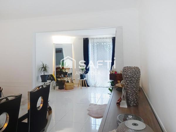 Très belle maison de 7 pièces avec un double séjour, 5 chambres, 2 salles de bains, 2 toilettes, une piscine, un garage et une jardin.