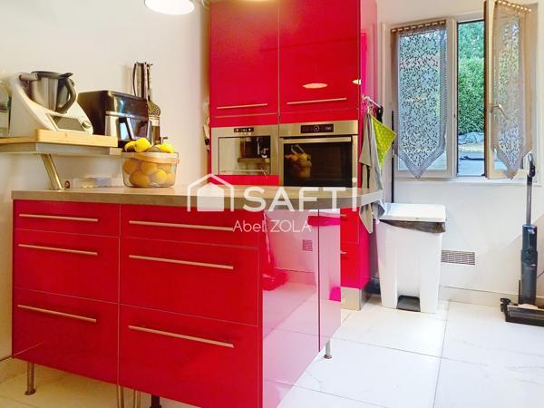 Très belle maison de 7 pièces avec un double séjour, 5 chambres, 2 salles de bains, 2 toilettes, une piscine, un garage et une jardin.