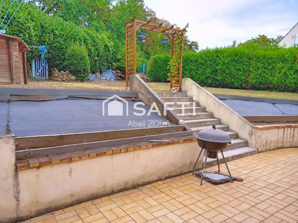 Très belle maison de 7 pièces avec un double séjour, 5 chambres, 2 salles de bains, 2 toilettes, une piscine, un garage et une jardin.