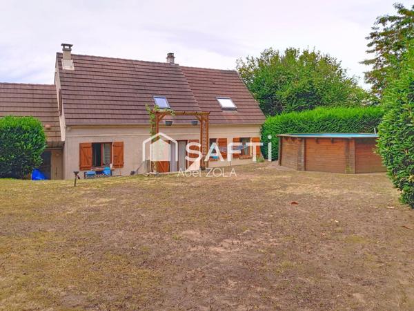 Très belle maison de 7 pièces avec un double séjour, 5 chambres, 2 salles de bains, 2 toilettes, une piscine, un garage et une jardin.