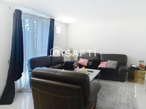 Très belle maison de 7 pièces avec un double séjour, 5 chambres, 2 salles de bains, 2 toilettes, une piscine, un garage et une jardin.