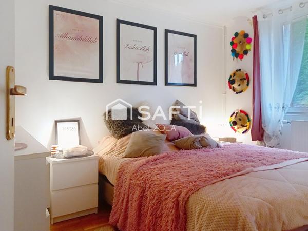 Très belle maison de 7 pièces avec un double séjour, 5 chambres, 2 salles de bains, 2 toilettes, une piscine, un garage et une jardin.