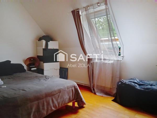 Très belle maison de 7 pièces avec un double séjour, 5 chambres, 2 salles de bains, 2 toilettes, une piscine, un garage et une jardin.