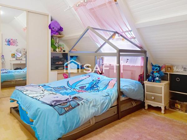 Très belle maison de 7 pièces avec un double séjour, 5 chambres, 2 salles de bains, 2 toilettes, une piscine, un garage et une jardin.