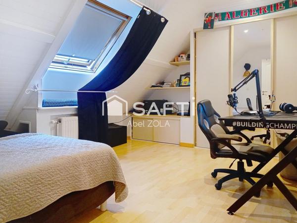 Très belle maison de 7 pièces avec un double séjour, 5 chambres, 2 salles de bains, 2 toilettes, une piscine, un garage et une jardin.