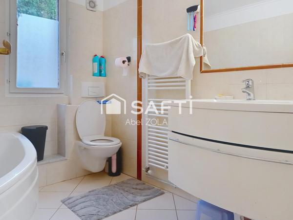 Très belle maison de 7 pièces avec un double séjour, 5 chambres, 2 salles de bains, 2 toilettes, une piscine, un garage et une jardin.