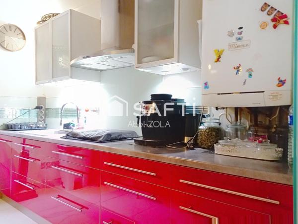 Très belle maison de 7 pièces avec un double séjour, 5 chambres, 2 salles de bains, 2 toilettes, une piscine, un garage et une jardin.