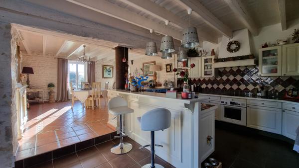 EXCLUSIVITE MAISON CHARENTAISE 6 CHAMBRES 278 m²  Courcon