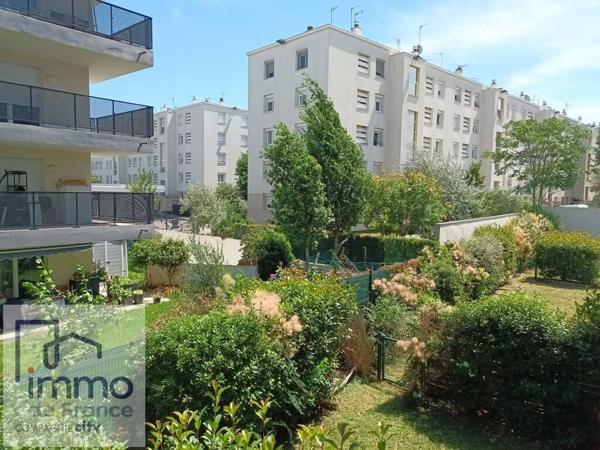 BRON Terraillon. F2  39 m² + Balcon 5 m² vendu avec garage fermé en s/sol.