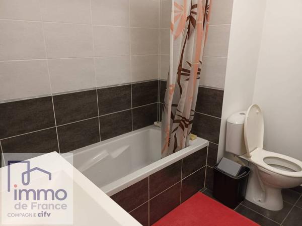 BRON Terraillon. F2  39 m² + Balcon 5 m² vendu avec garage fermé en s/sol.