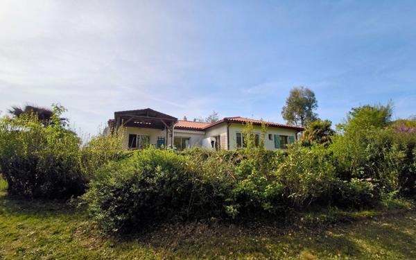 Maison à vendre    6 pièces •  Castelnau-Rivière-Basse