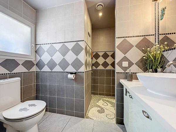 Maison + 2 appartements pour environ 200m² à ORANGE