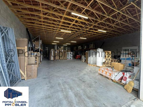 A LOUER ZONE MENDES FRANCE NIORT LOCAL DE STOCKAGE D’ENVIRON 240m2 CLOS AVEC PARKINGS