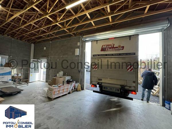 A LOUER ZONE MENDES FRANCE NIORT LOCAL DE STOCKAGE D’ENVIRON 240m2 CLOS AVEC PARKINGS