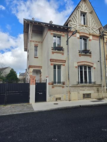 Maison ancienne rénovée avec jardin et piscine à St Marceau