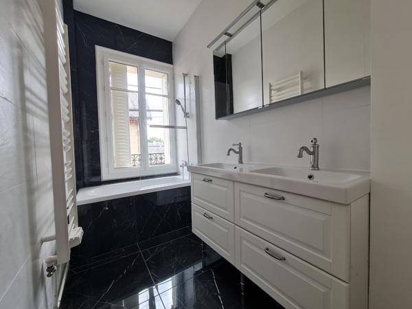 Maison ancienne rénovée avec jardin et piscine à St Marceau