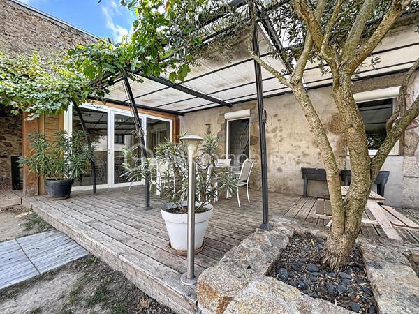 À 5 minutes du centre-ville de Bressuire, découvrez cette maison de caractère, qui séduira les amateurs de charme et d’authenticité.

Dès l’entrée, vous serez accueillis par un hall chaleureux avec son parquet massif et son escalier d’époque, témoins du caractère préservé de cette demeure.

Le rez-de-chaussée se compose d’un agréable salon avec cheminée en marbre, d’une salle à manger conviviale ainsi que d’une cuisine aménagée et équipée avec îlot central. Cette dernière bénéficie d’un accès direct à une terrasse ombragée, idéale pour profiter des beaux jours. Un WC indépendant ainsi qu’une chambre pouvant également faire office de bureau complètent ce niveau.

À l’étage, un palier dessert une première chambre disposant de sa propre salle d’eau avec WC, ainsi que deux autres chambres, toutes agrémentées de parquet. Vous trouverez également un espace bureau et une salle d’eau indépendante avec WC.

Le dernier niveau, d’environ 35 m², offre un véritable potentiel d’aménagement. Selon vos envies et vos besoins, cet espace pourra être transformé en suite parentale, salle de jeux, espace de télétravail ou tout autre projet.

À l’extérieur, vous profiterez d’un jardin paysagé et entièrement clos par de murs en pierre. Une terrasse en bois, bien exposée et installée sous une pergola, vous permettra de profiter pleinement des extérieurs. Plusieurs dépendances viennent compléter l’ensemble et offrent des espaces de rangement appréciables.