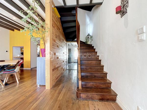 À 5 minutes du centre-ville de Bressuire, découvrez cette maison de caractère, qui séduira les amateurs de charme et d’authenticité.

Dès l’entrée, vous serez accueillis par un hall chaleureux avec son parquet massif et son escalier d’époque, témoins du caractère préservé de cette demeure.

Le rez-de-chaussée se compose d’un agréable salon avec cheminée en marbre, d’une salle à manger conviviale ainsi que d’une cuisine aménagée et équipée avec îlot central. Cette dernière bénéficie d’un accès direct à une terrasse ombragée, idéale pour profiter des beaux jours. Un WC indépendant ainsi qu’une chambre pouvant également faire office de bureau complètent ce niveau.

À l’étage, un palier dessert une première chambre disposant de sa propre salle d’eau avec WC, ainsi que deux autres chambres, toutes agrémentées de parquet. Vous trouverez également un espace bureau et une salle d’eau indépendante avec WC.

Le dernier niveau, d’environ 35 m², offre un véritable potentiel d’aménagement. Selon vos envies et vos besoins, cet espace pourra être transformé en suite parentale, salle de jeux, espace de télétravail ou tout autre projet.

À l’extérieur, vous profiterez d’un jardin paysagé et entièrement clos par de murs en pierre. Une terrasse en bois, bien exposée et installée sous une pergola, vous permettra de profiter pleinement des extérieurs. Plusieurs dépendances viennent compléter l’ensemble et offrent des espaces de rangement appréciables.