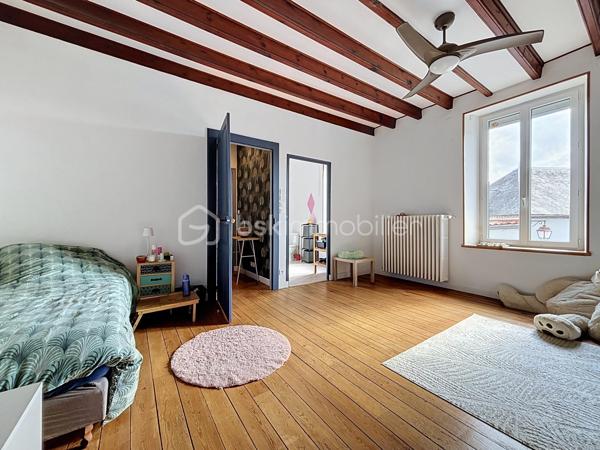 À 5 minutes du centre-ville de Bressuire, découvrez cette maison de caractère, qui séduira les amateurs de charme et d’authenticité.

Dès l’entrée, vous serez accueillis par un hall chaleureux avec son parquet massif et son escalier d’époque, témoins du caractère préservé de cette demeure.

Le rez-de-chaussée se compose d’un agréable salon avec cheminée en marbre, d’une salle à manger conviviale ainsi que d’une cuisine aménagée et équipée avec îlot central. Cette dernière bénéficie d’un accès direct à une terrasse ombragée, idéale pour profiter des beaux jours. Un WC indépendant ainsi qu’une chambre pouvant également faire office de bureau complètent ce niveau.

À l’étage, un palier dessert une première chambre disposant de sa propre salle d’eau avec WC, ainsi que deux autres chambres, toutes agrémentées de parquet. Vous trouverez également un espace bureau et une salle d’eau indépendante avec WC.

Le dernier niveau, d’environ 35 m², offre un véritable potentiel d’aménagement. Selon vos envies et vos besoins, cet espace pourra être transformé en suite parentale, salle de jeux, espace de télétravail ou tout autre projet.

À l’extérieur, vous profiterez d’un jardin paysagé et entièrement clos par de murs en pierre. Une terrasse en bois, bien exposée et installée sous une pergola, vous permettra de profiter pleinement des extérieurs. Plusieurs dépendances viennent compléter l’ensemble et offrent des espaces de rangement appréciables.