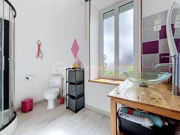 À 5 minutes du centre-ville de Bressuire, découvrez cette maison de caractère, qui séduira les amateurs de charme et d’authenticité.

Dès l’entrée, vous serez accueillis par un hall chaleureux avec son parquet massif et son escalier d’époque, témoins du caractère préservé de cette demeure.

Le rez-de-chaussée se compose d’un agréable salon avec cheminée en marbre, d’une salle à manger conviviale ainsi que d’une cuisine aménagée et équipée avec îlot central. Cette dernière bénéficie d’un accès direct à une terrasse ombragée, idéale pour profiter des beaux jours. Un WC indépendant ainsi qu’une chambre pouvant également faire office de bureau complètent ce niveau.

À l’étage, un palier dessert une première chambre disposant de sa propre salle d’eau avec WC, ainsi que deux autres chambres, toutes agrémentées de parquet. Vous trouverez également un espace bureau et une salle d’eau indépendante avec WC.

Le dernier niveau, d’environ 35 m², offre un véritable potentiel d’aménagement. Selon vos envies et vos besoins, cet espace pourra être transformé en suite parentale, salle de jeux, espace de télétravail ou tout autre projet.

À l’extérieur, vous profiterez d’un jardin paysagé et entièrement clos par de murs en pierre. Une terrasse en bois, bien exposée et installée sous une pergola, vous permettra de profiter pleinement des extérieurs. Plusieurs dépendances viennent compléter l’ensemble et offrent des espaces de rangement appréciables.