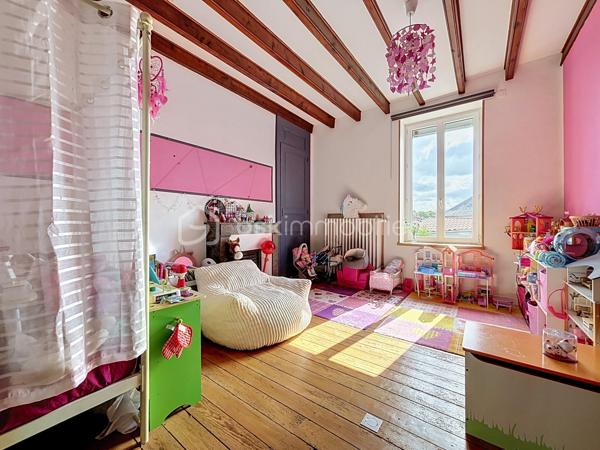 À 5 minutes du centre-ville de Bressuire, découvrez cette maison de caractère, qui séduira les amateurs de charme et d’authenticité.

Dès l’entrée, vous serez accueillis par un hall chaleureux avec son parquet massif et son escalier d’époque, témoins du caractère préservé de cette demeure.

Le rez-de-chaussée se compose d’un agréable salon avec cheminée en marbre, d’une salle à manger conviviale ainsi que d’une cuisine aménagée et équipée avec îlot central. Cette dernière bénéficie d’un accès direct à une terrasse ombragée, idéale pour profiter des beaux jours. Un WC indépendant ainsi qu’une chambre pouvant également faire office de bureau complètent ce niveau.

À l’étage, un palier dessert une première chambre disposant de sa propre salle d’eau avec WC, ainsi que deux autres chambres, toutes agrémentées de parquet. Vous trouverez également un espace bureau et une salle d’eau indépendante avec WC.

Le dernier niveau, d’environ 35 m², offre un véritable potentiel d’aménagement. Selon vos envies et vos besoins, cet espace pourra être transformé en suite parentale, salle de jeux, espace de télétravail ou tout autre projet.

À l’extérieur, vous profiterez d’un jardin paysagé et entièrement clos par de murs en pierre. Une terrasse en bois, bien exposée et installée sous une pergola, vous permettra de profiter pleinement des extérieurs. Plusieurs dépendances viennent compléter l’ensemble et offrent des espaces de rangement appréciables.