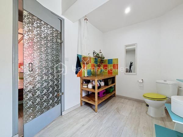 À 5 minutes du centre-ville de Bressuire, découvrez cette maison de caractère, qui séduira les amateurs de charme et d’authenticité.

Dès l’entrée, vous serez accueillis par un hall chaleureux avec son parquet massif et son escalier d’époque, témoins du caractère préservé de cette demeure.

Le rez-de-chaussée se compose d’un agréable salon avec cheminée en marbre, d’une salle à manger conviviale ainsi que d’une cuisine aménagée et équipée avec îlot central. Cette dernière bénéficie d’un accès direct à une terrasse ombragée, idéale pour profiter des beaux jours. Un WC indépendant ainsi qu’une chambre pouvant également faire office de bureau complètent ce niveau.

À l’étage, un palier dessert une première chambre disposant de sa propre salle d’eau avec WC, ainsi que deux autres chambres, toutes agrémentées de parquet. Vous trouverez également un espace bureau et une salle d’eau indépendante avec WC.

Le dernier niveau, d’environ 35 m², offre un véritable potentiel d’aménagement. Selon vos envies et vos besoins, cet espace pourra être transformé en suite parentale, salle de jeux, espace de télétravail ou tout autre projet.

À l’extérieur, vous profiterez d’un jardin paysagé et entièrement clos par de murs en pierre. Une terrasse en bois, bien exposée et installée sous une pergola, vous permettra de profiter pleinement des extérieurs. Plusieurs dépendances viennent compléter l’ensemble et offrent des espaces de rangement appréciables.