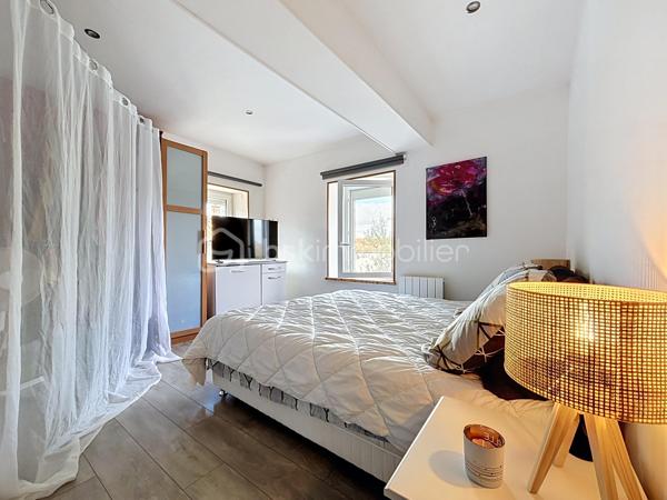 À 5 minutes du centre-ville de Bressuire, découvrez cette maison de caractère, qui séduira les amateurs de charme et d’authenticité.

Dès l’entrée, vous serez accueillis par un hall chaleureux avec son parquet massif et son escalier d’époque, témoins du caractère préservé de cette demeure.

Le rez-de-chaussée se compose d’un agréable salon avec cheminée en marbre, d’une salle à manger conviviale ainsi que d’une cuisine aménagée et équipée avec îlot central. Cette dernière bénéficie d’un accès direct à une terrasse ombragée, idéale pour profiter des beaux jours. Un WC indépendant ainsi qu’une chambre pouvant également faire office de bureau complètent ce niveau.

À l’étage, un palier dessert une première chambre disposant de sa propre salle d’eau avec WC, ainsi que deux autres chambres, toutes agrémentées de parquet. Vous trouverez également un espace bureau et une salle d’eau indépendante avec WC.

Le dernier niveau, d’environ 35 m², offre un véritable potentiel d’aménagement. Selon vos envies et vos besoins, cet espace pourra être transformé en suite parentale, salle de jeux, espace de télétravail ou tout autre projet.

À l’extérieur, vous profiterez d’un jardin paysagé et entièrement clos par de murs en pierre. Une terrasse en bois, bien exposée et installée sous une pergola, vous permettra de profiter pleinement des extérieurs. Plusieurs dépendances viennent compléter l’ensemble et offrent des espaces de rangement appréciables.