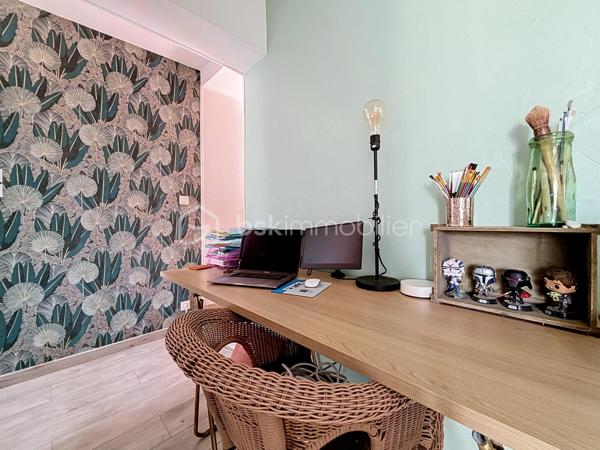 À 5 minutes du centre-ville de Bressuire, découvrez cette maison de caractère, qui séduira les amateurs de charme et d’authenticité.

Dès l’entrée, vous serez accueillis par un hall chaleureux avec son parquet massif et son escalier d’époque, témoins du caractère préservé de cette demeure.

Le rez-de-chaussée se compose d’un agréable salon avec cheminée en marbre, d’une salle à manger conviviale ainsi que d’une cuisine aménagée et équipée avec îlot central. Cette dernière bénéficie d’un accès direct à une terrasse ombragée, idéale pour profiter des beaux jours. Un WC indépendant ainsi qu’une chambre pouvant également faire office de bureau complètent ce niveau.

À l’étage, un palier dessert une première chambre disposant de sa propre salle d’eau avec WC, ainsi que deux autres chambres, toutes agrémentées de parquet. Vous trouverez également un espace bureau et une salle d’eau indépendante avec WC.

Le dernier niveau, d’environ 35 m², offre un véritable potentiel d’aménagement. Selon vos envies et vos besoins, cet espace pourra être transformé en suite parentale, salle de jeux, espace de télétravail ou tout autre projet.

À l’extérieur, vous profiterez d’un jardin paysagé et entièrement clos par de murs en pierre. Une terrasse en bois, bien exposée et installée sous une pergola, vous permettra de profiter pleinement des extérieurs. Plusieurs dépendances viennent compléter l’ensemble et offrent des espaces de rangement appréciables.