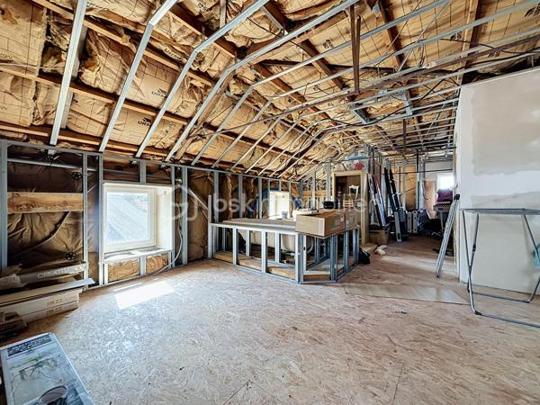 À 5 minutes du centre-ville de Bressuire, découvrez cette maison de caractère, qui séduira les amateurs de charme et d’authenticité.

Dès l’entrée, vous serez accueillis par un hall chaleureux avec son parquet massif et son escalier d’époque, témoins du caractère préservé de cette demeure.

Le rez-de-chaussée se compose d’un agréable salon avec cheminée en marbre, d’une salle à manger conviviale ainsi que d’une cuisine aménagée et équipée avec îlot central. Cette dernière bénéficie d’un accès direct à une terrasse ombragée, idéale pour profiter des beaux jours. Un WC indépendant ainsi qu’une chambre pouvant également faire office de bureau complètent ce niveau.

À l’étage, un palier dessert une première chambre disposant de sa propre salle d’eau avec WC, ainsi que deux autres chambres, toutes agrémentées de parquet. Vous trouverez également un espace bureau et une salle d’eau indépendante avec WC.

Le dernier niveau, d’environ 35 m², offre un véritable potentiel d’aménagement. Selon vos envies et vos besoins, cet espace pourra être transformé en suite parentale, salle de jeux, espace de télétravail ou tout autre projet.

À l’extérieur, vous profiterez d’un jardin paysagé et entièrement clos par de murs en pierre. Une terrasse en bois, bien exposée et installée sous une pergola, vous permettra de profiter pleinement des extérieurs. Plusieurs dépendances viennent compléter l’ensemble et offrent des espaces de rangement appréciables.