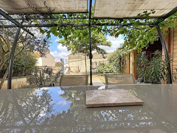 À 5 minutes du centre-ville de Bressuire, découvrez cette maison de caractère, qui séduira les amateurs de charme et d’authenticité.

Dès l’entrée, vous serez accueillis par un hall chaleureux avec son parquet massif et son escalier d’époque, témoins du caractère préservé de cette demeure.

Le rez-de-chaussée se compose d’un agréable salon avec cheminée en marbre, d’une salle à manger conviviale ainsi que d’une cuisine aménagée et équipée avec îlot central. Cette dernière bénéficie d’un accès direct à une terrasse ombragée, idéale pour profiter des beaux jours. Un WC indépendant ainsi qu’une chambre pouvant également faire office de bureau complètent ce niveau.

À l’étage, un palier dessert une première chambre disposant de sa propre salle d’eau avec WC, ainsi que deux autres chambres, toutes agrémentées de parquet. Vous trouverez également un espace bureau et une salle d’eau indépendante avec WC.

Le dernier niveau, d’environ 35 m², offre un véritable potentiel d’aménagement. Selon vos envies et vos besoins, cet espace pourra être transformé en suite parentale, salle de jeux, espace de télétravail ou tout autre projet.

À l’extérieur, vous profiterez d’un jardin paysagé et entièrement clos par de murs en pierre. Une terrasse en bois, bien exposée et installée sous une pergola, vous permettra de profiter pleinement des extérieurs. Plusieurs dépendances viennent compléter l’ensemble et offrent des espaces de rangement appréciables.