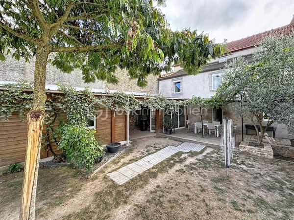 À 5 minutes du centre-ville de Bressuire, découvrez cette maison de caractère, qui séduira les amateurs de charme et d’authenticité.

Dès l’entrée, vous serez accueillis par un hall chaleureux avec son parquet massif et son escalier d’époque, témoins du caractère préservé de cette demeure.

Le rez-de-chaussée se compose d’un agréable salon avec cheminée en marbre, d’une salle à manger conviviale ainsi que d’une cuisine aménagée et équipée avec îlot central. Cette dernière bénéficie d’un accès direct à une terrasse ombragée, idéale pour profiter des beaux jours. Un WC indépendant ainsi qu’une chambre pouvant également faire office de bureau complètent ce niveau.

À l’étage, un palier dessert une première chambre disposant de sa propre salle d’eau avec WC, ainsi que deux autres chambres, toutes agrémentées de parquet. Vous trouverez également un espace bureau et une salle d’eau indépendante avec WC.

Le dernier niveau, d’environ 35 m², offre un véritable potentiel d’aménagement. Selon vos envies et vos besoins, cet espace pourra être transformé en suite parentale, salle de jeux, espace de télétravail ou tout autre projet.

À l’extérieur, vous profiterez d’un jardin paysagé et entièrement clos par de murs en pierre. Une terrasse en bois, bien exposée et installée sous une pergola, vous permettra de profiter pleinement des extérieurs. Plusieurs dépendances viennent compléter l’ensemble et offrent des espaces de rangement appréciables.