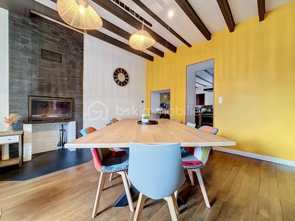 À 5 minutes du centre-ville de Bressuire, découvrez cette maison de caractère, qui séduira les amateurs de charme et d’authenticité.

Dès l’entrée, vous serez accueillis par un hall chaleureux avec son parquet massif et son escalier d’époque, témoins du caractère préservé de cette demeure.

Le rez-de-chaussée se compose d’un agréable salon avec cheminée en marbre, d’une salle à manger conviviale ainsi que d’une cuisine aménagée et équipée avec îlot central. Cette dernière bénéficie d’un accès direct à une terrasse ombragée, idéale pour profiter des beaux jours. Un WC indépendant ainsi qu’une chambre pouvant également faire office de bureau complètent ce niveau.

À l’étage, un palier dessert une première chambre disposant de sa propre salle d’eau avec WC, ainsi que deux autres chambres, toutes agrémentées de parquet. Vous trouverez également un espace bureau et une salle d’eau indépendante avec WC.

Le dernier niveau, d’environ 35 m², offre un véritable potentiel d’aménagement. Selon vos envies et vos besoins, cet espace pourra être transformé en suite parentale, salle de jeux, espace de télétravail ou tout autre projet.

À l’extérieur, vous profiterez d’un jardin paysagé et entièrement clos par de murs en pierre. Une terrasse en bois, bien exposée et installée sous une pergola, vous permettra de profiter pleinement des extérieurs. Plusieurs dépendances viennent compléter l’ensemble et offrent des espaces de rangement appréciables.