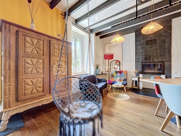À 5 minutes du centre-ville de Bressuire, découvrez cette maison de caractère, qui séduira les amateurs de charme et d’authenticité.

Dès l’entrée, vous serez accueillis par un hall chaleureux avec son parquet massif et son escalier d’époque, témoins du caractère préservé de cette demeure.

Le rez-de-chaussée se compose d’un agréable salon avec cheminée en marbre, d’une salle à manger conviviale ainsi que d’une cuisine aménagée et équipée avec îlot central. Cette dernière bénéficie d’un accès direct à une terrasse ombragée, idéale pour profiter des beaux jours. Un WC indépendant ainsi qu’une chambre pouvant également faire office de bureau complètent ce niveau.

À l’étage, un palier dessert une première chambre disposant de sa propre salle d’eau avec WC, ainsi que deux autres chambres, toutes agrémentées de parquet. Vous trouverez également un espace bureau et une salle d’eau indépendante avec WC.

Le dernier niveau, d’environ 35 m², offre un véritable potentiel d’aménagement. Selon vos envies et vos besoins, cet espace pourra être transformé en suite parentale, salle de jeux, espace de télétravail ou tout autre projet.

À l’extérieur, vous profiterez d’un jardin paysagé et entièrement clos par de murs en pierre. Une terrasse en bois, bien exposée et installée sous une pergola, vous permettra de profiter pleinement des extérieurs. Plusieurs dépendances viennent compléter l’ensemble et offrent des espaces de rangement appréciables.