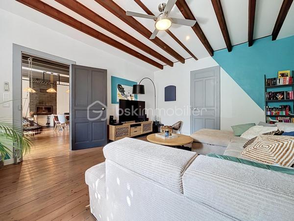 À 5 minutes du centre-ville de Bressuire, découvrez cette maison de caractère, qui séduira les amateurs de charme et d’authenticité.

Dès l’entrée, vous serez accueillis par un hall chaleureux avec son parquet massif et son escalier d’époque, témoins du caractère préservé de cette demeure.

Le rez-de-chaussée se compose d’un agréable salon avec cheminée en marbre, d’une salle à manger conviviale ainsi que d’une cuisine aménagée et équipée avec îlot central. Cette dernière bénéficie d’un accès direct à une terrasse ombragée, idéale pour profiter des beaux jours. Un WC indépendant ainsi qu’une chambre pouvant également faire office de bureau complètent ce niveau.

À l’étage, un palier dessert une première chambre disposant de sa propre salle d’eau avec WC, ainsi que deux autres chambres, toutes agrémentées de parquet. Vous trouverez également un espace bureau et une salle d’eau indépendante avec WC.

Le dernier niveau, d’environ 35 m², offre un véritable potentiel d’aménagement. Selon vos envies et vos besoins, cet espace pourra être transformé en suite parentale, salle de jeux, espace de télétravail ou tout autre projet.

À l’extérieur, vous profiterez d’un jardin paysagé et entièrement clos par de murs en pierre. Une terrasse en bois, bien exposée et installée sous une pergola, vous permettra de profiter pleinement des extérieurs. Plusieurs dépendances viennent compléter l’ensemble et offrent des espaces de rangement appréciables.