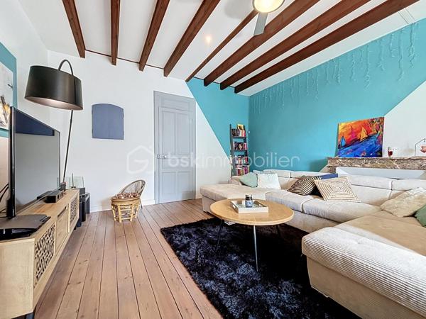 À 5 minutes du centre-ville de Bressuire, découvrez cette maison de caractère, qui séduira les amateurs de charme et d’authenticité.

Dès l’entrée, vous serez accueillis par un hall chaleureux avec son parquet massif et son escalier d’époque, témoins du caractère préservé de cette demeure.

Le rez-de-chaussée se compose d’un agréable salon avec cheminée en marbre, d’une salle à manger conviviale ainsi que d’une cuisine aménagée et équipée avec îlot central. Cette dernière bénéficie d’un accès direct à une terrasse ombragée, idéale pour profiter des beaux jours. Un WC indépendant ainsi qu’une chambre pouvant également faire office de bureau complètent ce niveau.

À l’étage, un palier dessert une première chambre disposant de sa propre salle d’eau avec WC, ainsi que deux autres chambres, toutes agrémentées de parquet. Vous trouverez également un espace bureau et une salle d’eau indépendante avec WC.

Le dernier niveau, d’environ 35 m², offre un véritable potentiel d’aménagement. Selon vos envies et vos besoins, cet espace pourra être transformé en suite parentale, salle de jeux, espace de télétravail ou tout autre projet.

À l’extérieur, vous profiterez d’un jardin paysagé et entièrement clos par de murs en pierre. Une terrasse en bois, bien exposée et installée sous une pergola, vous permettra de profiter pleinement des extérieurs. Plusieurs dépendances viennent compléter l’ensemble et offrent des espaces de rangement appréciables.