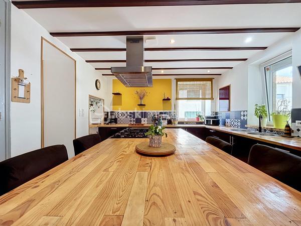 À 5 minutes du centre-ville de Bressuire, découvrez cette maison de caractère, qui séduira les amateurs de charme et d’authenticité.

Dès l’entrée, vous serez accueillis par un hall chaleureux avec son parquet massif et son escalier d’époque, témoins du caractère préservé de cette demeure.

Le rez-de-chaussée se compose d’un agréable salon avec cheminée en marbre, d’une salle à manger conviviale ainsi que d’une cuisine aménagée et équipée avec îlot central. Cette dernière bénéficie d’un accès direct à une terrasse ombragée, idéale pour profiter des beaux jours. Un WC indépendant ainsi qu’une chambre pouvant également faire office de bureau complètent ce niveau.

À l’étage, un palier dessert une première chambre disposant de sa propre salle d’eau avec WC, ainsi que deux autres chambres, toutes agrémentées de parquet. Vous trouverez également un espace bureau et une salle d’eau indépendante avec WC.

Le dernier niveau, d’environ 35 m², offre un véritable potentiel d’aménagement. Selon vos envies et vos besoins, cet espace pourra être transformé en suite parentale, salle de jeux, espace de télétravail ou tout autre projet.

À l’extérieur, vous profiterez d’un jardin paysagé et entièrement clos par de murs en pierre. Une terrasse en bois, bien exposée et installée sous une pergola, vous permettra de profiter pleinement des extérieurs. Plusieurs dépendances viennent compléter l’ensemble et offrent des espaces de rangement appréciables.