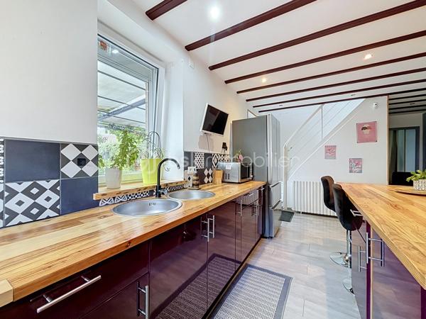 À 5 minutes du centre-ville de Bressuire, découvrez cette maison de caractère, qui séduira les amateurs de charme et d’authenticité.

Dès l’entrée, vous serez accueillis par un hall chaleureux avec son parquet massif et son escalier d’époque, témoins du caractère préservé de cette demeure.

Le rez-de-chaussée se compose d’un agréable salon avec cheminée en marbre, d’une salle à manger conviviale ainsi que d’une cuisine aménagée et équipée avec îlot central. Cette dernière bénéficie d’un accès direct à une terrasse ombragée, idéale pour profiter des beaux jours. Un WC indépendant ainsi qu’une chambre pouvant également faire office de bureau complètent ce niveau.

À l’étage, un palier dessert une première chambre disposant de sa propre salle d’eau avec WC, ainsi que deux autres chambres, toutes agrémentées de parquet. Vous trouverez également un espace bureau et une salle d’eau indépendante avec WC.

Le dernier niveau, d’environ 35 m², offre un véritable potentiel d’aménagement. Selon vos envies et vos besoins, cet espace pourra être transformé en suite parentale, salle de jeux, espace de télétravail ou tout autre projet.

À l’extérieur, vous profiterez d’un jardin paysagé et entièrement clos par de murs en pierre. Une terrasse en bois, bien exposée et installée sous une pergola, vous permettra de profiter pleinement des extérieurs. Plusieurs dépendances viennent compléter l’ensemble et offrent des espaces de rangement appréciables.