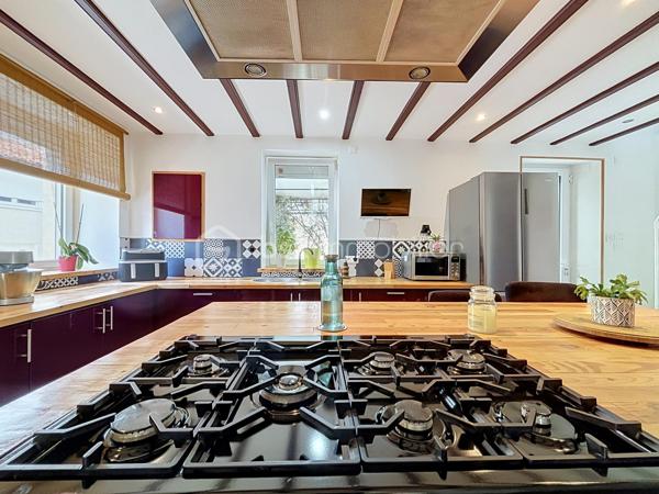 À 5 minutes du centre-ville de Bressuire, découvrez cette maison de caractère, qui séduira les amateurs de charme et d’authenticité.

Dès l’entrée, vous serez accueillis par un hall chaleureux avec son parquet massif et son escalier d’époque, témoins du caractère préservé de cette demeure.

Le rez-de-chaussée se compose d’un agréable salon avec cheminée en marbre, d’une salle à manger conviviale ainsi que d’une cuisine aménagée et équipée avec îlot central. Cette dernière bénéficie d’un accès direct à une terrasse ombragée, idéale pour profiter des beaux jours. Un WC indépendant ainsi qu’une chambre pouvant également faire office de bureau complètent ce niveau.

À l’étage, un palier dessert une première chambre disposant de sa propre salle d’eau avec WC, ainsi que deux autres chambres, toutes agrémentées de parquet. Vous trouverez également un espace bureau et une salle d’eau indépendante avec WC.

Le dernier niveau, d’environ 35 m², offre un véritable potentiel d’aménagement. Selon vos envies et vos besoins, cet espace pourra être transformé en suite parentale, salle de jeux, espace de télétravail ou tout autre projet.

À l’extérieur, vous profiterez d’un jardin paysagé et entièrement clos par de murs en pierre. Une terrasse en bois, bien exposée et installée sous une pergola, vous permettra de profiter pleinement des extérieurs. Plusieurs dépendances viennent compléter l’ensemble et offrent des espaces de rangement appréciables.