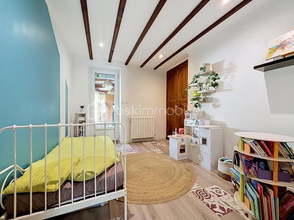 À 5 minutes du centre-ville de Bressuire, découvrez cette maison de caractère, qui séduira les amateurs de charme et d’authenticité.

Dès l’entrée, vous serez accueillis par un hall chaleureux avec son parquet massif et son escalier d’époque, témoins du caractère préservé de cette demeure.

Le rez-de-chaussée se compose d’un agréable salon avec cheminée en marbre, d’une salle à manger conviviale ainsi que d’une cuisine aménagée et équipée avec îlot central. Cette dernière bénéficie d’un accès direct à une terrasse ombragée, idéale pour profiter des beaux jours. Un WC indépendant ainsi qu’une chambre pouvant également faire office de bureau complètent ce niveau.

À l’étage, un palier dessert une première chambre disposant de sa propre salle d’eau avec WC, ainsi que deux autres chambres, toutes agrémentées de parquet. Vous trouverez également un espace bureau et une salle d’eau indépendante avec WC.

Le dernier niveau, d’environ 35 m², offre un véritable potentiel d’aménagement. Selon vos envies et vos besoins, cet espace pourra être transformé en suite parentale, salle de jeux, espace de télétravail ou tout autre projet.

À l’extérieur, vous profiterez d’un jardin paysagé et entièrement clos par de murs en pierre. Une terrasse en bois, bien exposée et installée sous une pergola, vous permettra de profiter pleinement des extérieurs. Plusieurs dépendances viennent compléter l’ensemble et offrent des espaces de rangement appréciables.