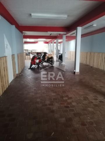 Ensemble immobilier avec appartement + surface commerciale+ parking