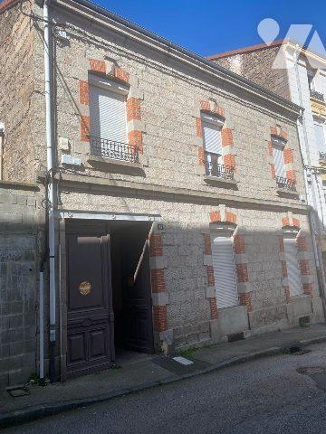 Immeuble en pierres en centre ville de Firminy