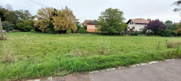 Beau terrain plat constructible de 5.63 ares