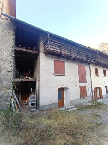 Maison de village à rénover 377 m² à Val-des-Prés avec jardin
