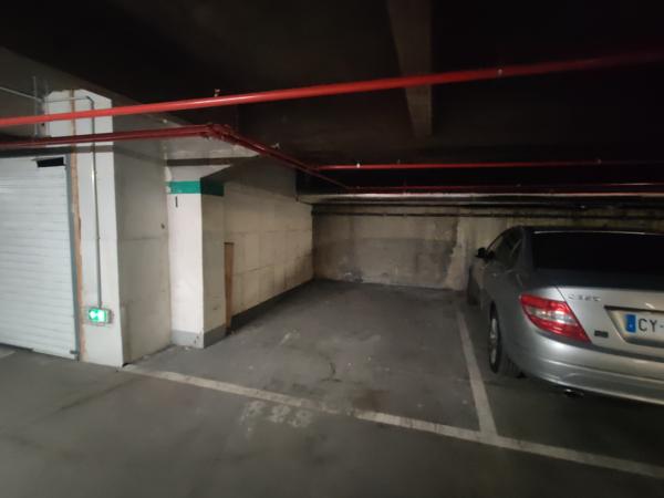 Parking
        
        - 15 m² 11 900 € *