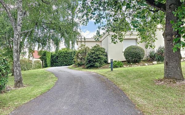 Maison à vendre    6 pièces • 379 m2 Désertines